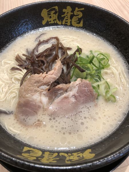 「とんこつラーメン」@とんこつラーメン 博多風龍 川崎銀柳街店の写真
