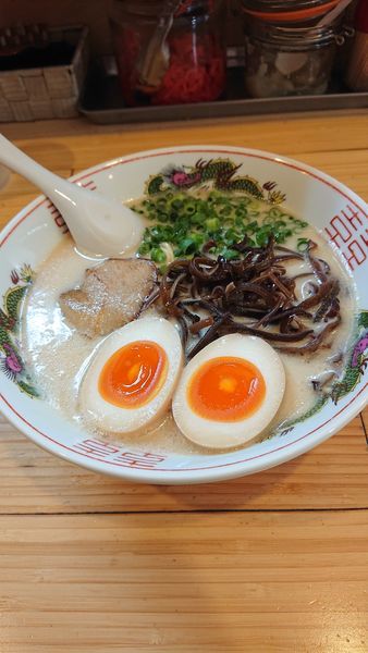 「豚骨ラーメン+味玉」@コハクノトキの写真