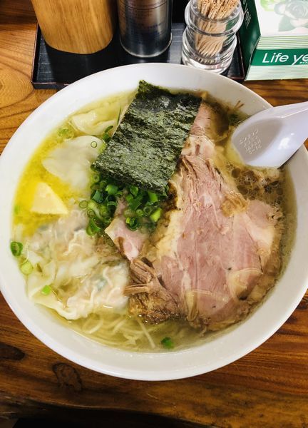 「塩雲呑麺(チャーシュー＋バター トッピング)1450円」@伊達屋の写真