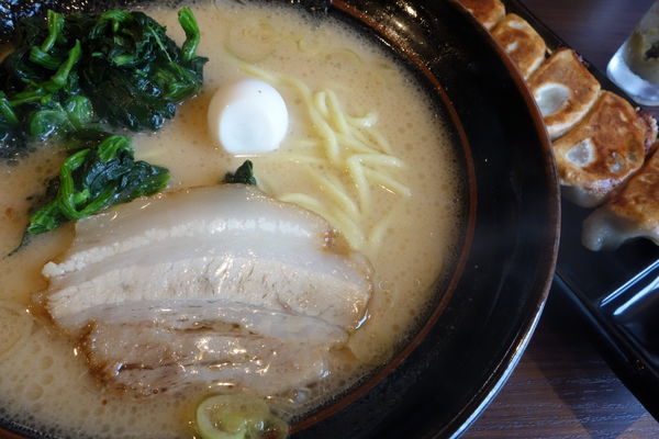 「醤油豚骨らーめん700円油少なめ」@横浜家系ラーメン やまふじ家 野田店の写真