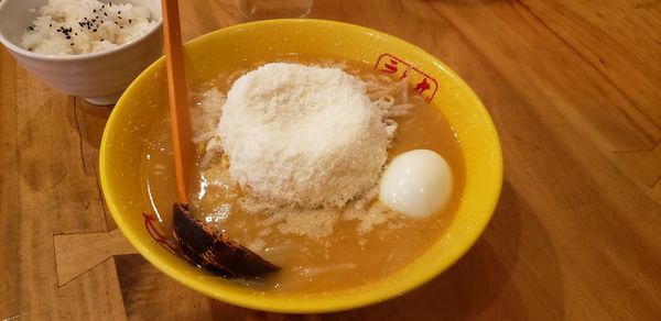 「チーズラーメン　固ゆで玉子　半ライス」@九十九とんこつラーメン 恵比寿本店の写真