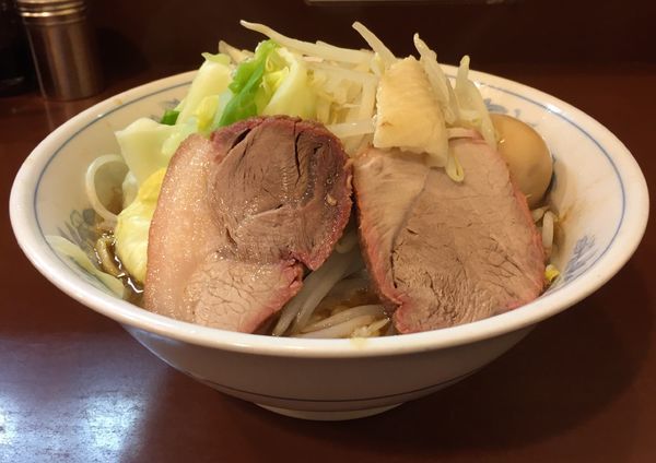 「らーめん(ヤサイアブラ背脂)＋味付玉子」@らーめん陸の写真