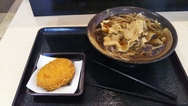「肉舞茸そば、コロッケ（クーポン）」@ゆで太郎 谷田部店の写真