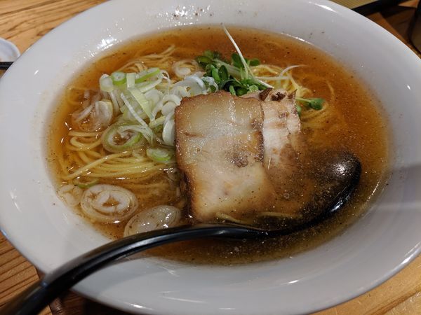 「醤油らー麺 魚介ガツン‼︎ 麺大盛¥800(税別) かしわおにぎ」@麺や 佐渡友の写真
