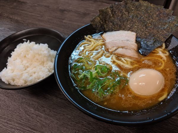 「海苔半熟味玉ラーメン麺硬め味濃い目脂普通¥830 ライス食べ放題」@博多無邪気の写真