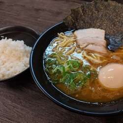 海苔半熟味玉ラーメン麺硬め味濃い目脂普通¥830 ライス食べ放題