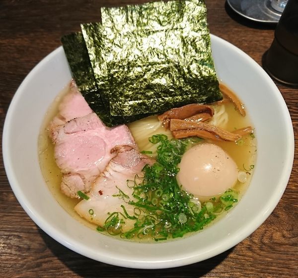 「特白醤油ラーメン(900円)」@自家製麺 コトホギの写真