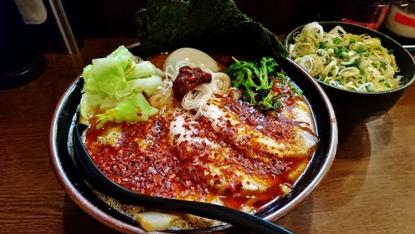 「赤いとき卵SPラーメン+中盛り+ネギめし」@ラーメン 大山家 昭島店の写真