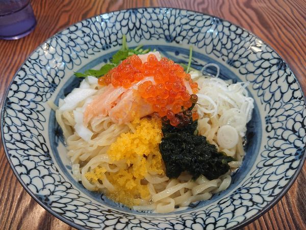 「サーモンとイクラと生のりと山葵の和えそば～冷やしver～」@拉麺 イチバノナカの写真