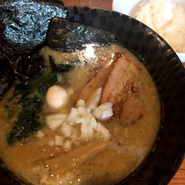 「家系ぽいの好き　750円　ごはん　100円」@麺＆cafe Coi.Coi.の写真