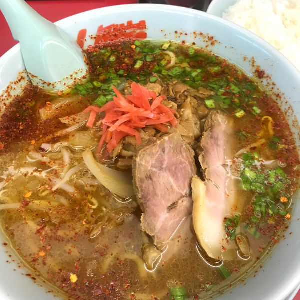 「豚バラもやしらーめん890円　半ライス120円チャーシュー」@ラーメン山岡家 太田店の写真