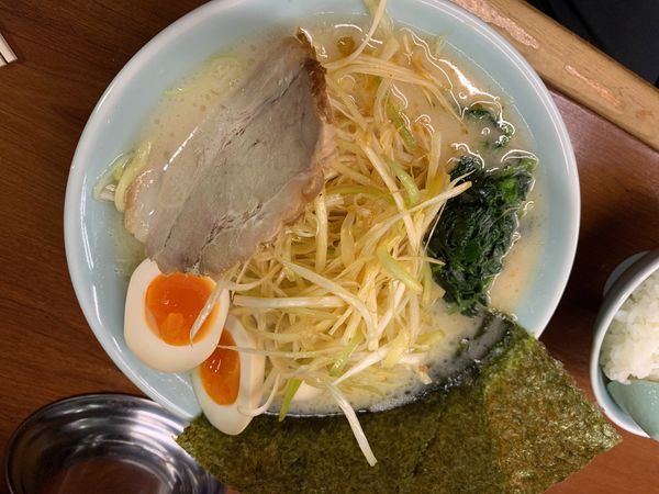 「ネギラーメン 塩＋ライス」@ラーメン三國家 関内店の写真