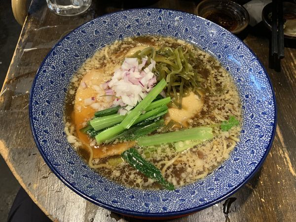 「背脂シークワーサー醤油らーめん 750円+tax」@麺や偶 もとなり 銘苅店の写真