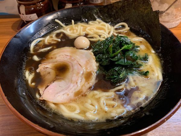 「黒家系ラーメン(大盛り)」@横浜家系ラーメン 壱角家 西船橋店の写真