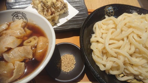 「肉ネギつけ汁うどん＋大盛り＋舞茸天（じんこ）」@むぎくらべの写真