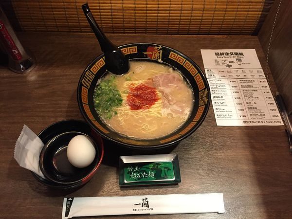 「天然とんこつラーメン＋半熟塩ゆでたまご」@一蘭 アトレ上野 山下口店の写真