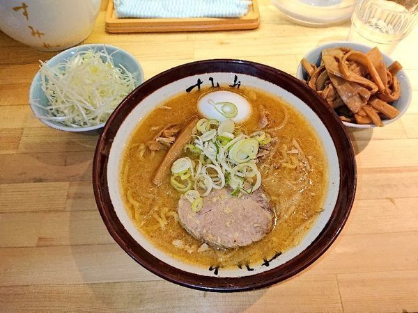 「味噌ラーメン、半熟ゆでたまご、メンマ、ネギ」@すみれ 横浜店の写真
