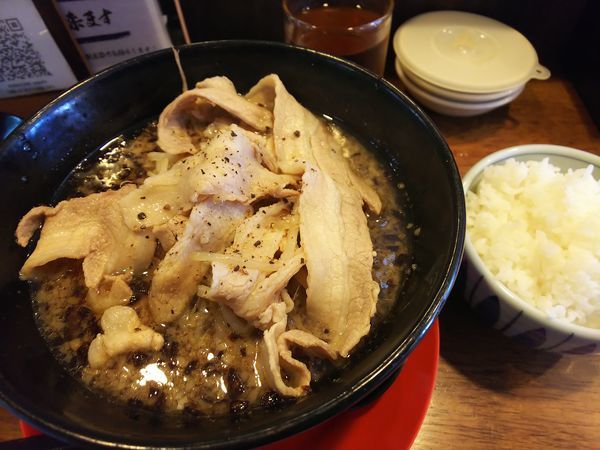 「ド根性の醤油の麺少なめ+肉盛り+ご飯セット 930円」@神戸ちぇりー亭 長田店の写真