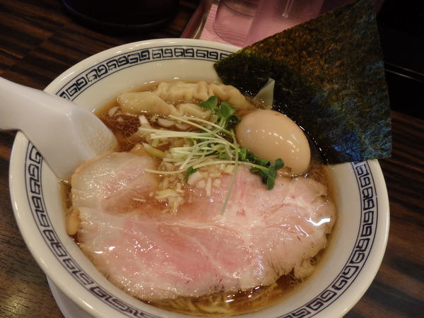 「ワンタン麺＋味玉」@稲荷屋の写真