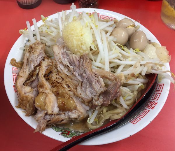 「小ラーメン豚入り(ニンニク )＋うずら(サービス券)」@ぬ〜どる専門店 バカみたいに愛してたの写真