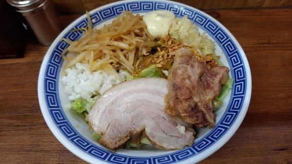 「冷し汁なし（890円）ナンコツ・バラ・ニンニク・ショウガ等）」@鬼豚オーガの写真