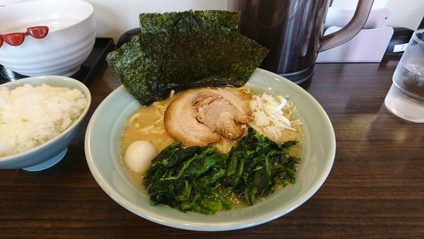 「豚骨醤油ラーメン ほうれん草増し」@横浜家系らーめん 松壱家 甲府店の写真