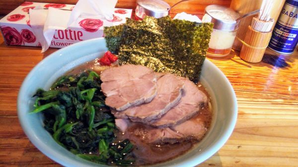 「らーめん（並）＋レンソウ+チャーシュー３枚」@横浜ラーメン 武蔵家 大井町店の写真