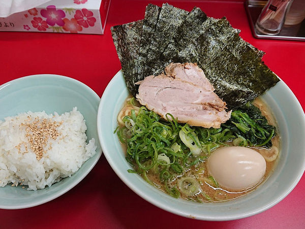 「まる得らーめん（並）、ライス」@家系らーめん 武将家の写真