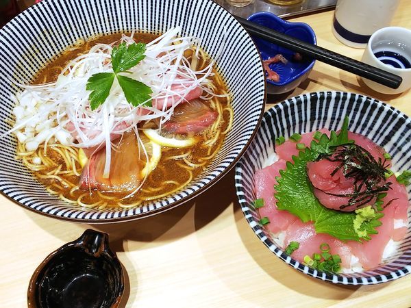「鹿児島産カンパチそば＋釣りマグロの生マグロ丼 950＋500円」@寿製麺 よしかわ 西台駅前店の写真