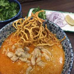 カオソーイ800円(辛さマシ)+パクチー鬼盛り200円