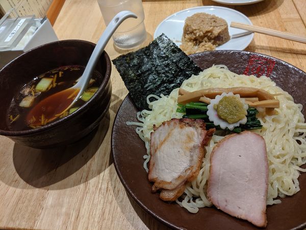 「手打つけ麺 大盛 ￥900 チューシューおにぎり（1個）￥70」@とら食堂 福岡分店の写真