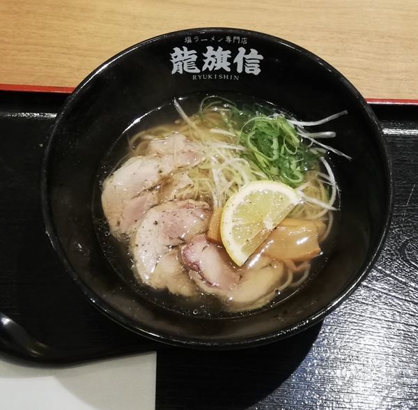 「鶏塩ラーメン」@龍旗信 関西空港店の写真