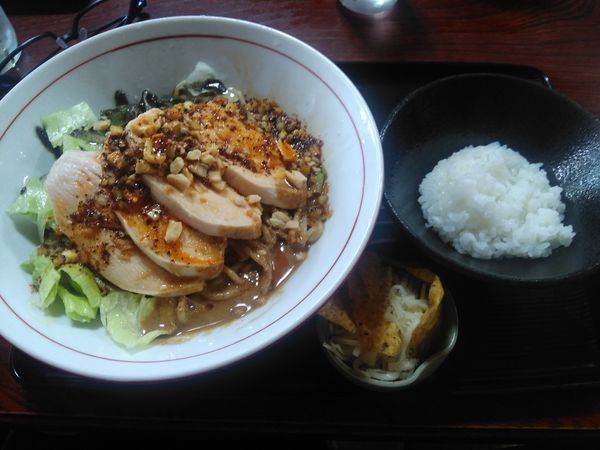 「（20食限定）辛い冷しまぜそば（割飯付）¥900」@と多゛食堂の写真