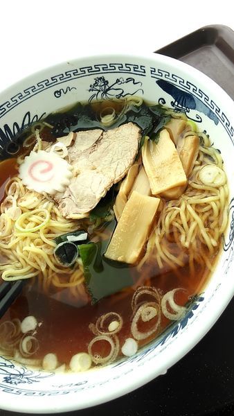 「煮干醤油ラーメン550」@鮫洲食堂の写真