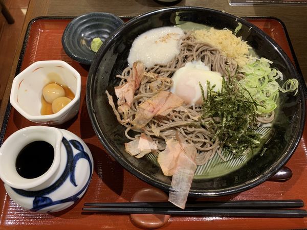 「冷やし月見山かけそば 770円」@信州そば処 そじ坊 那覇空港店の写真