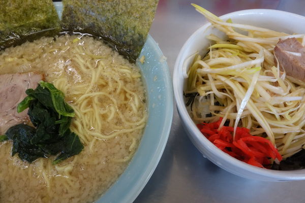 「金曜はラーメン350円油多め　ネギ丼200円」@ラーメンショップ 野田店の写真