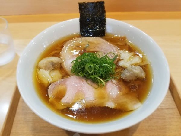 「わんたん入りしょうゆらぁ麺1350円」@飯田商店 湯河原本店の写真