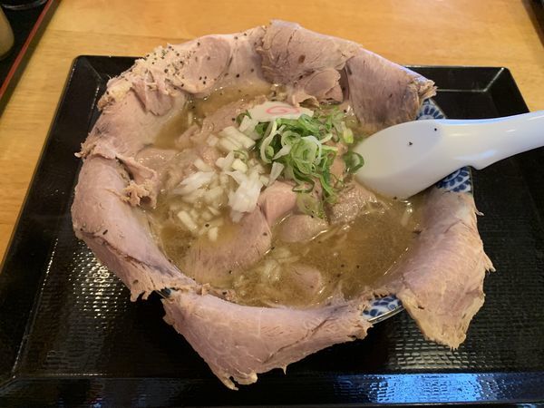 「飲み干し煮干しそば はみ出しチャーシュー麺」@豚骨中華そば おかわりやの写真