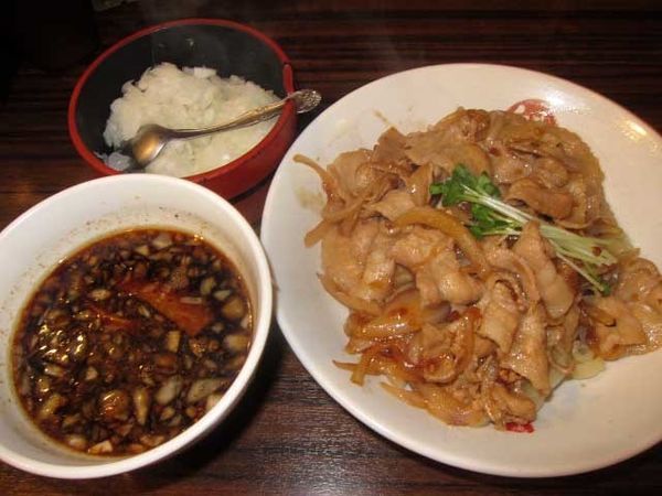 「肉盛りつけ麺並　800円＋無料の肉ちょい増し」@魁 肉盛りつけ麺 六代目けいすけの写真