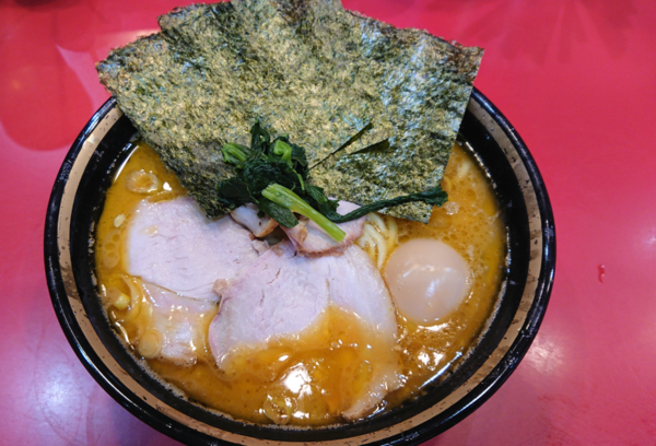 「中盛りチャーシュー麺+味玉」@家系総本山 ラーメン吉村家の写真