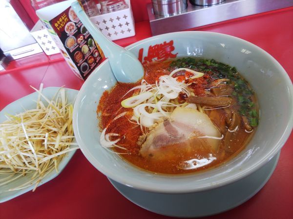 「激辛ラーメン(クーポンネギ）」@ラーメン山岡家 かすみがうら店の写真
