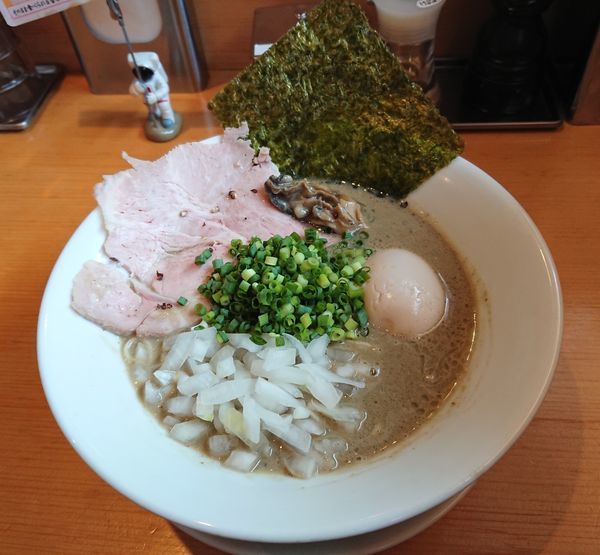 「濃厚牡蛎煮干そば 煮玉子入り＋替え玉」@麺屋 まほろ芭の写真