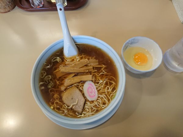 「中華麺1.5玉 600円、生卵50円」@大勝軒の写真