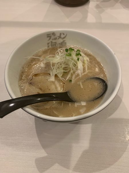 「とんこつラーメンノーマル」@ラーメン海鳴 福岡空港店の写真