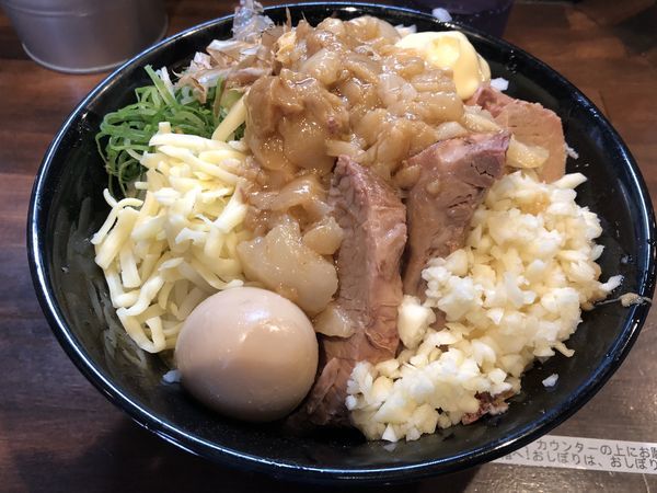 「まぜそば 200g+豚増し1枚+半熟味付玉子」@ガチ盛りラーメン アオイローの写真
