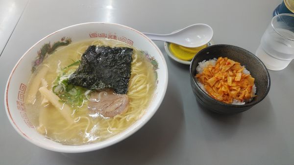 「かつお塩ラーメン大盛り&メンマごはん」@まるたかラーメンの写真
