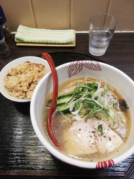 「冷たい塩ラーメン　850円　サービス炊き込みごはん」@麺処 あす花の写真