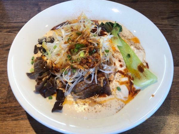 「冷たい沙茶醬を使ったクリーミー坦々麺よだれ鶏のせ 大盛」@らー麺屋 バリバリジョニーの写真