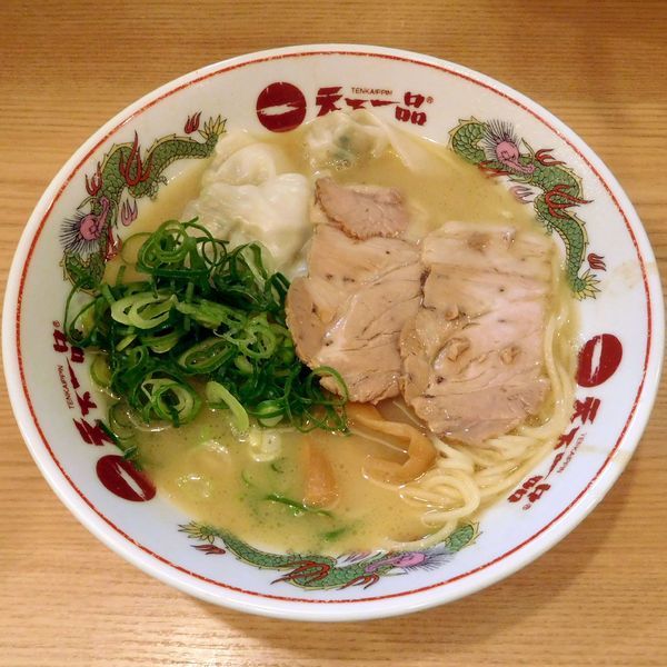 「肉ワンタン麺・こっさり 並（税別 824円）」@天下一品 多摩ニュータウン店の写真