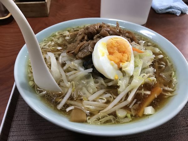 「野菜ラーメンにモツ」@さくらい食堂の写真